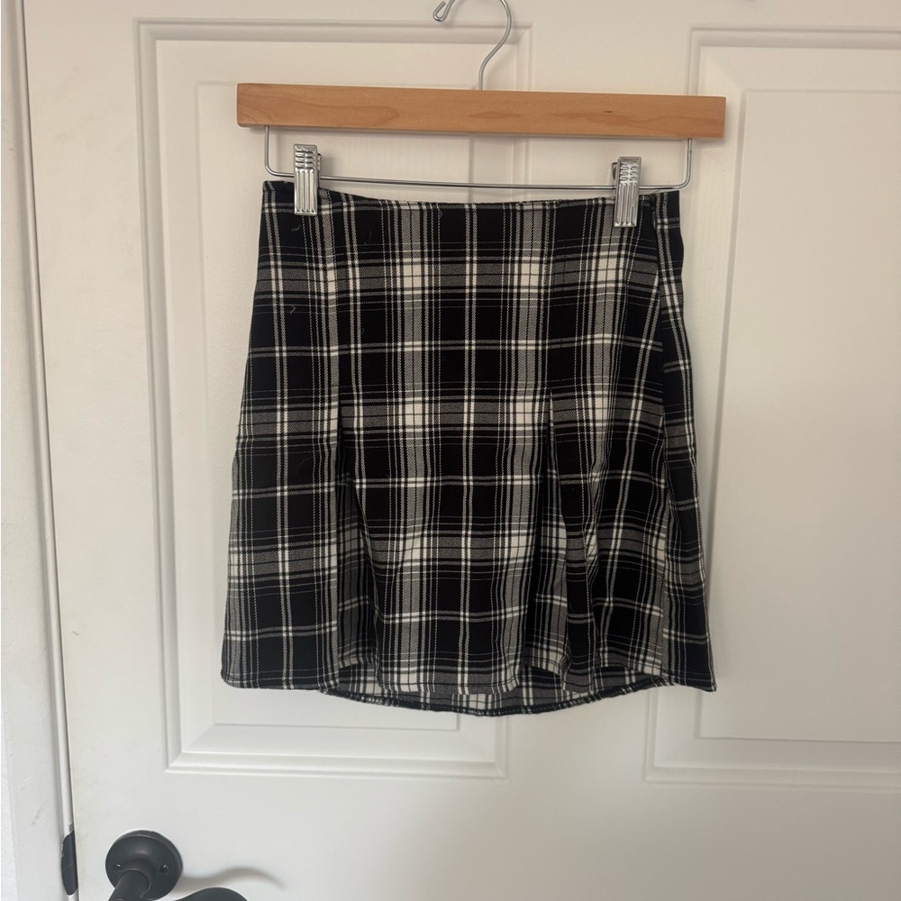Brandy Melville Black and White Plaid Skirt
